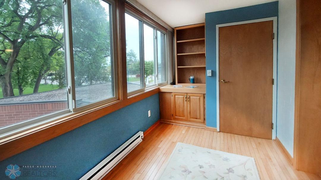 Sunroom w/built-ins!
