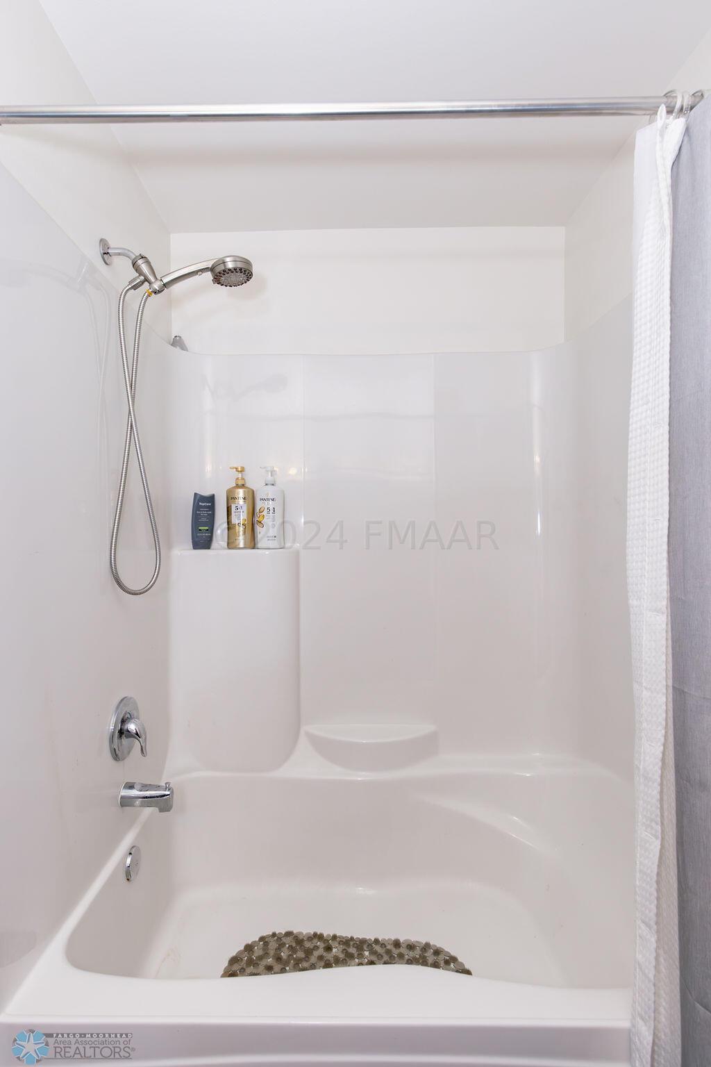 Master Tub/Shower